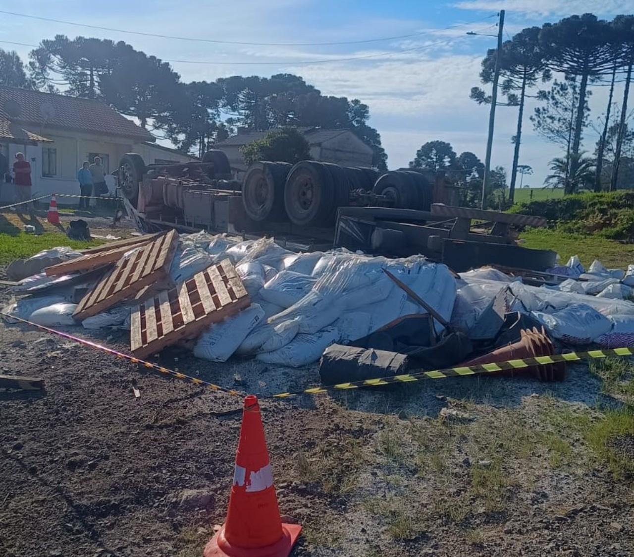 Caminhão com fertilizante tomba na BR-116 e  motorista morre em Monte Castelo