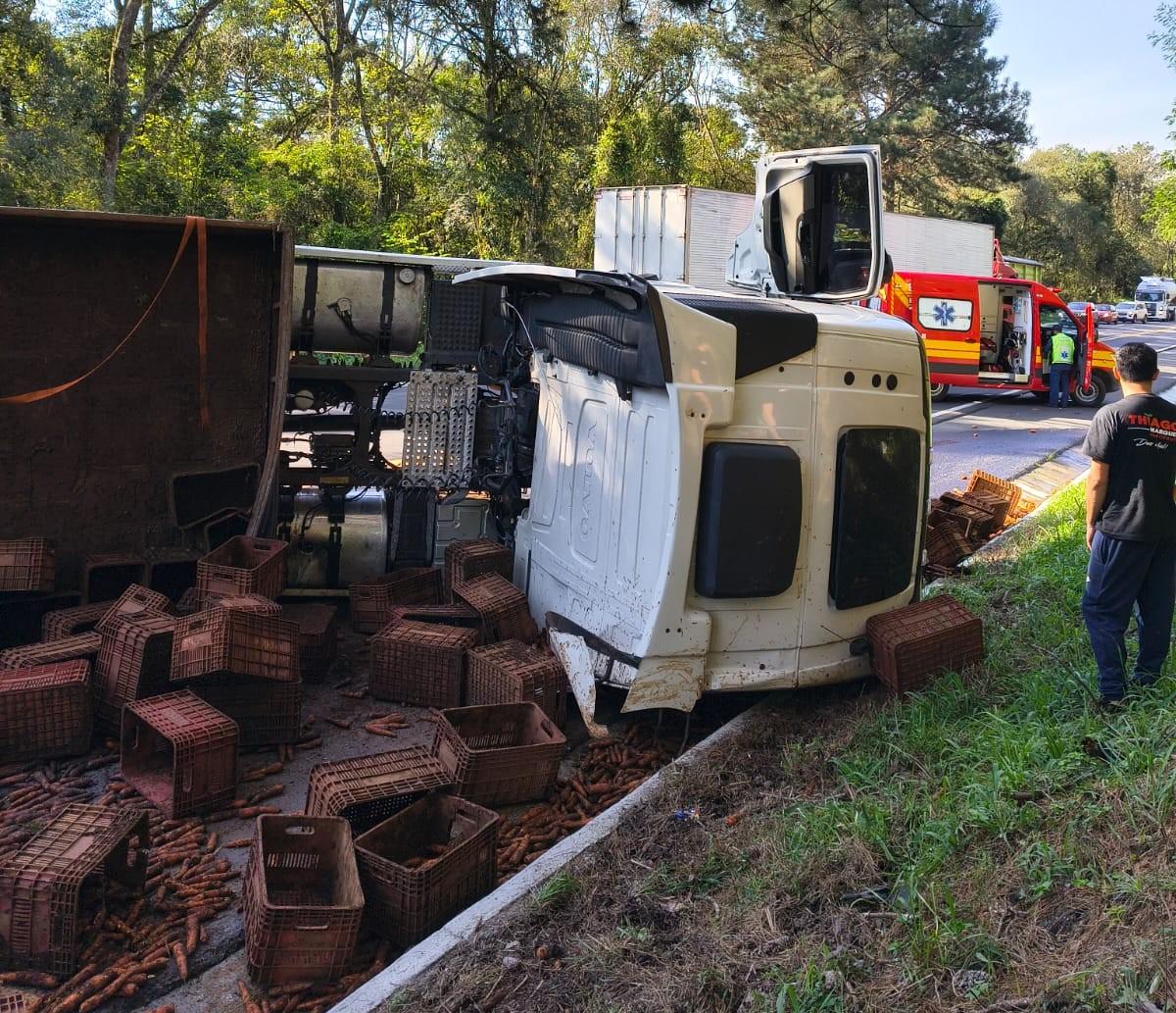 Carreta carregada com cenouras tomba na BR-280 em Mafra