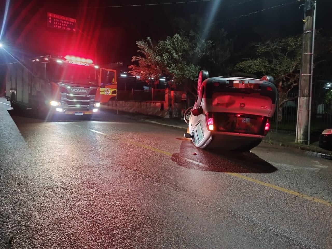 Carro capota, atinge dois veículos estacionados  no Centro de São Bento do Sul