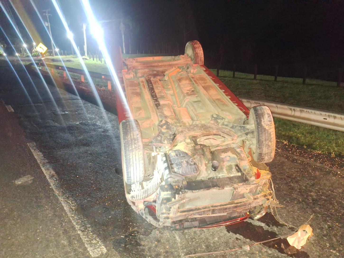 Carro capota na SC-418 e mulher de 38 anos fica ferida em Campo Alegre
