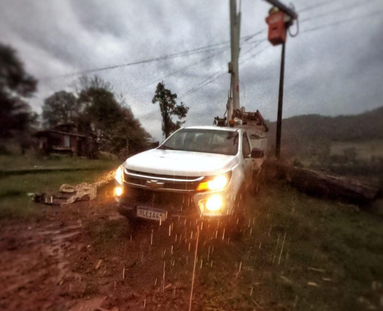 Celesc alerta para risco de acidentes durante temporais e orienta população em SC