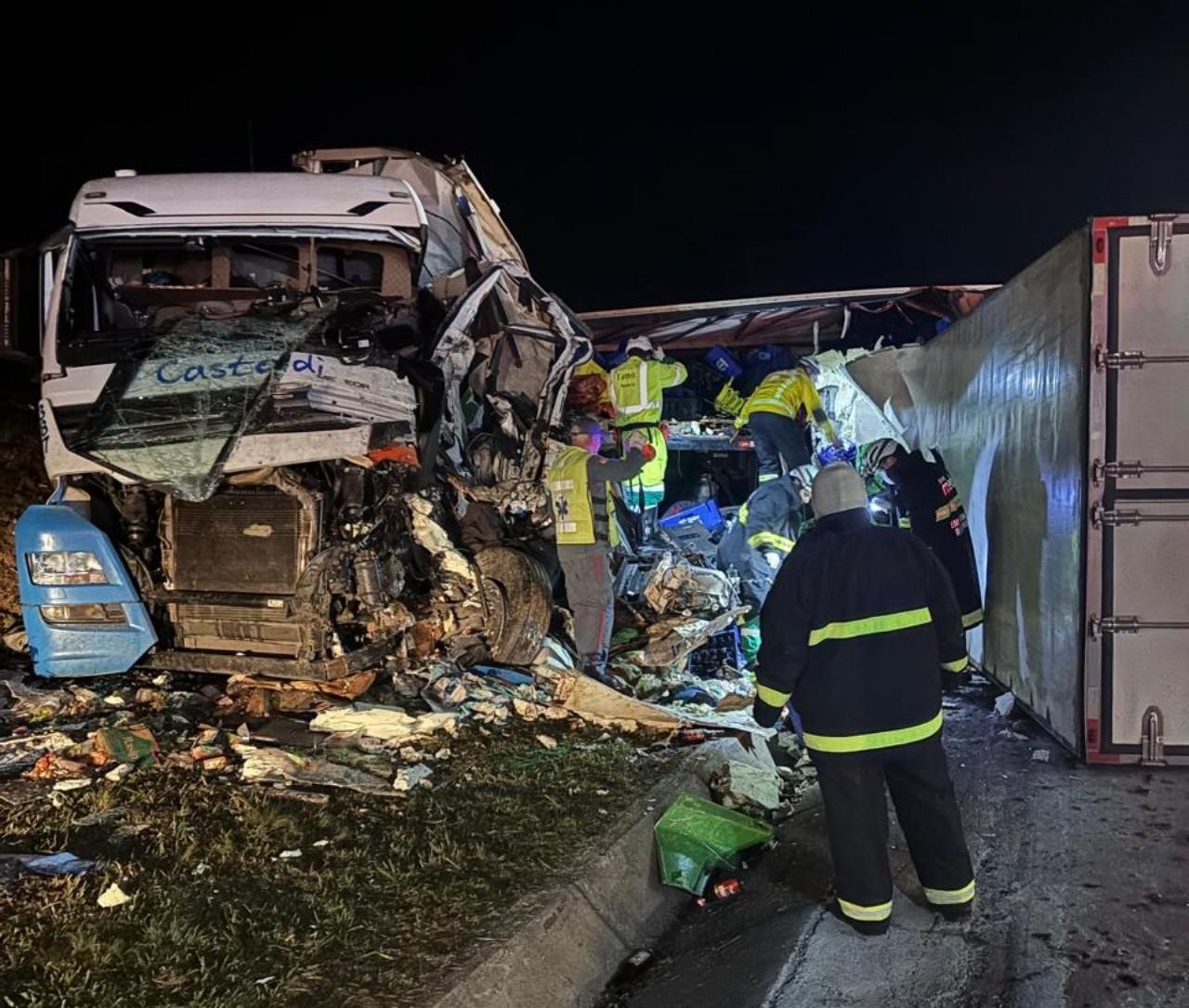 Colisão entre caminhões deixa um morto e outro gravemente ferido na BR-116, em Ponte Alta