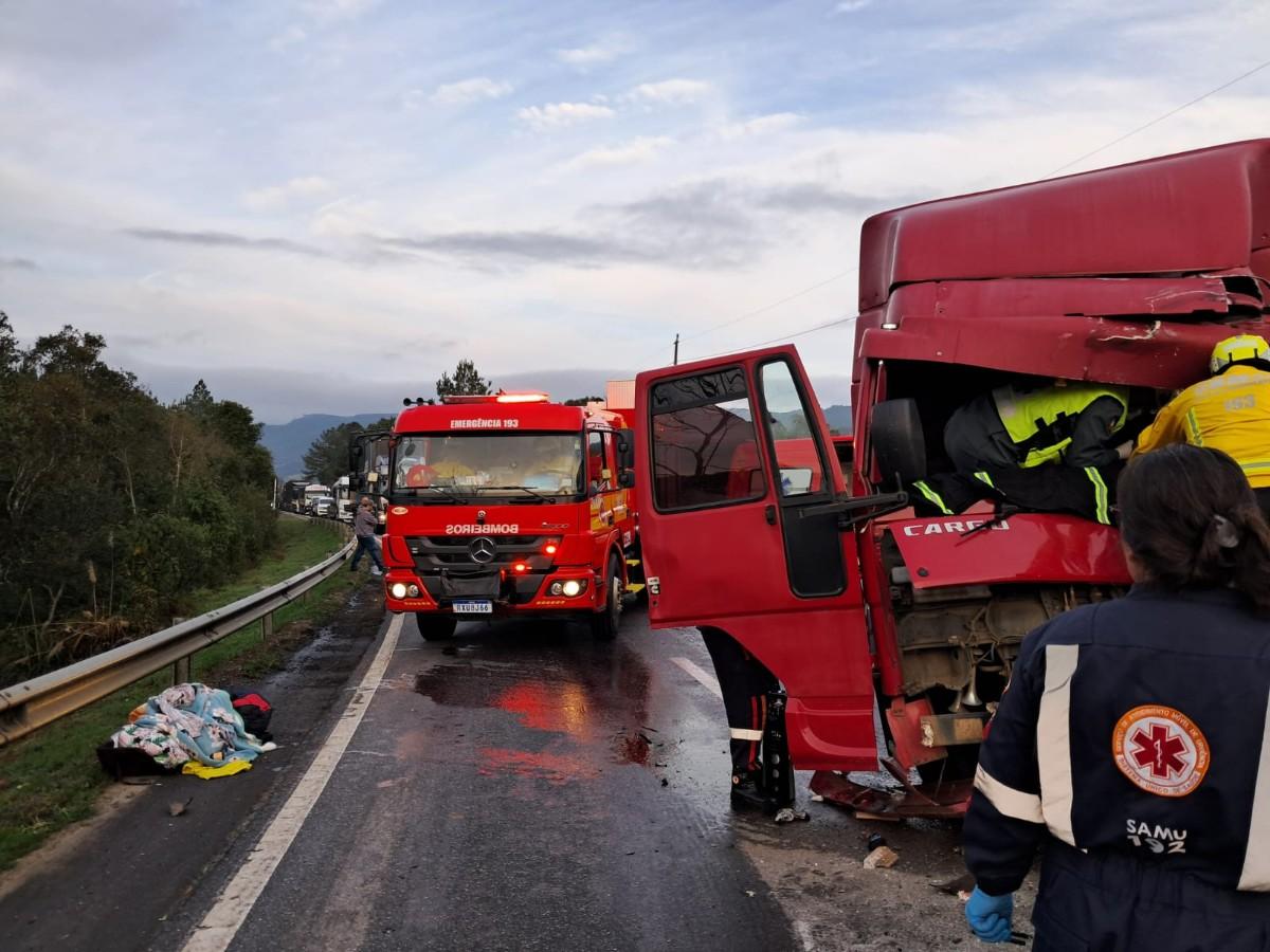 Colisão entre caminhões deixa um morto e outro motorista gravemente ferido na BR-282