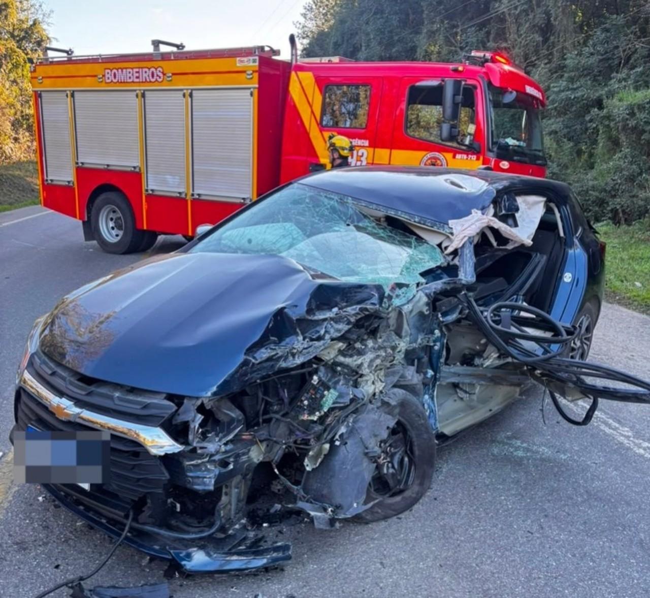Colisão entre carro e caminhão deixa três pessoas feridas na BR-280, em Mafra