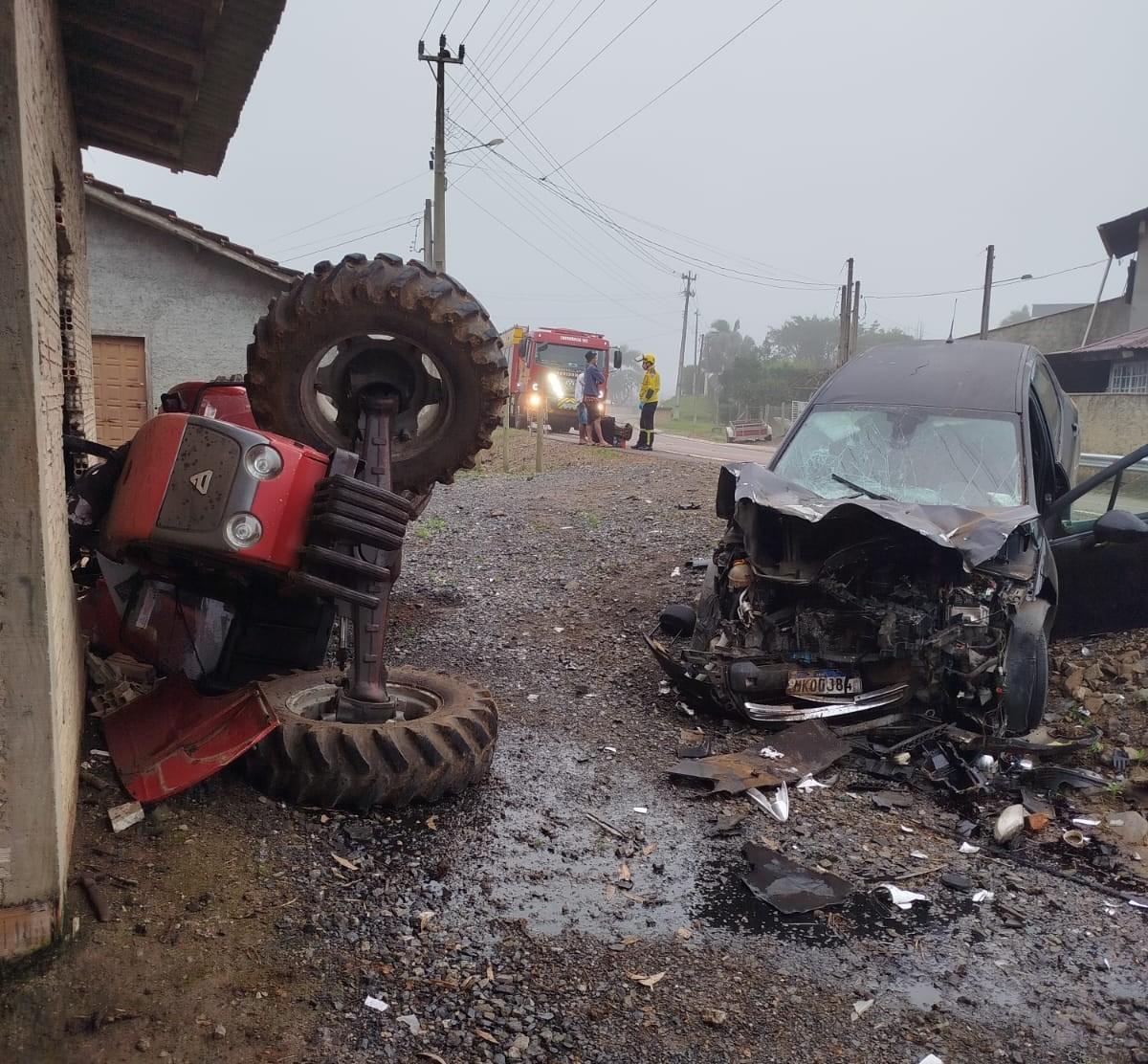 Colisão entre carro e trator agrícola deixa sete pessoas feridas na SC-281, em Ituporanga