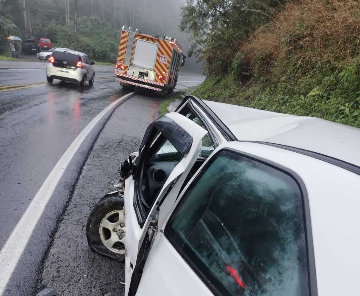 Colisão entre dois carros deixa homem ferido na BR-280, em São Bento do Sul