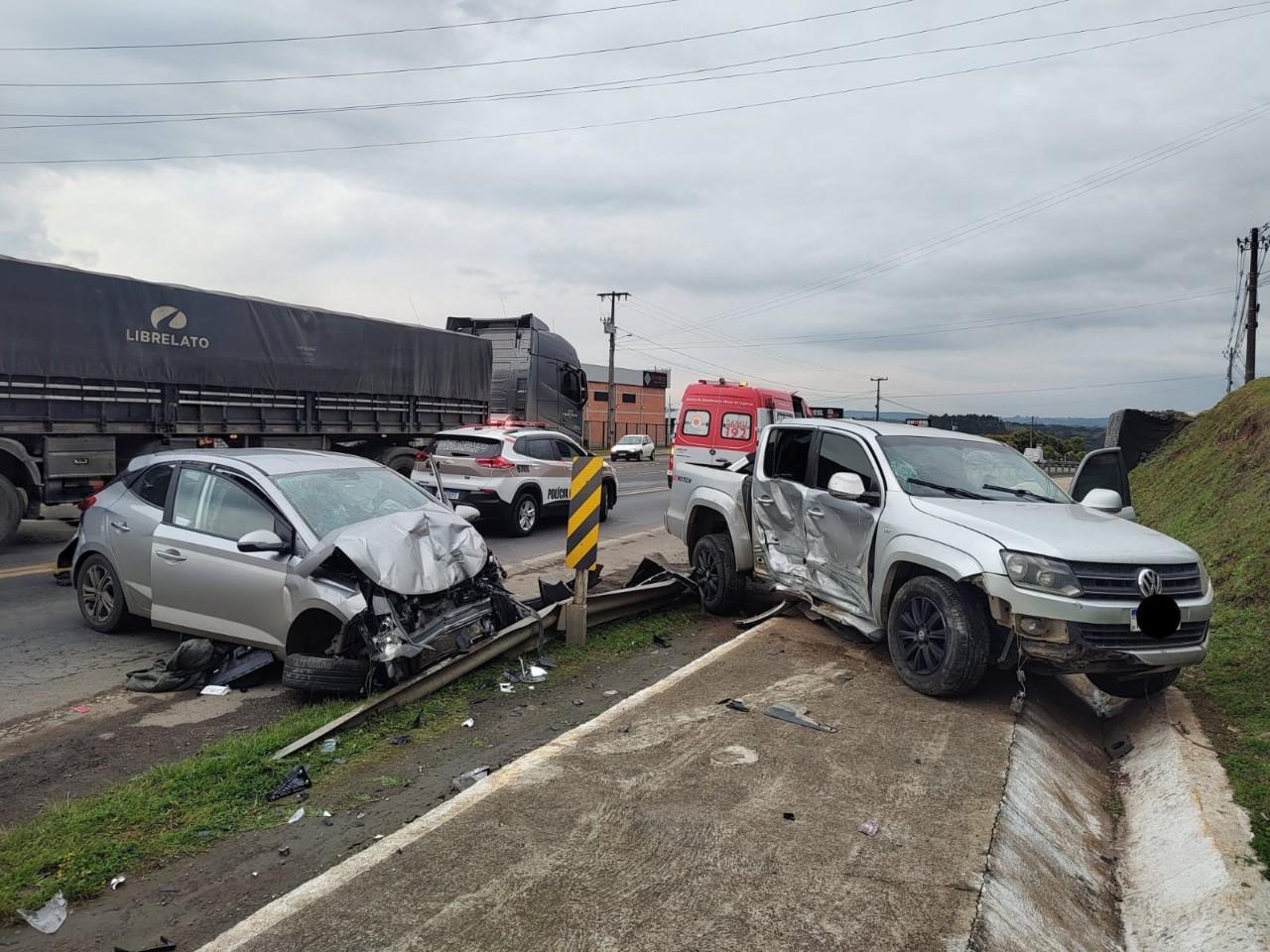 Colisão entre dois carros deixa quatro feridos, incluindo criança, na BR-280 em Mafra
