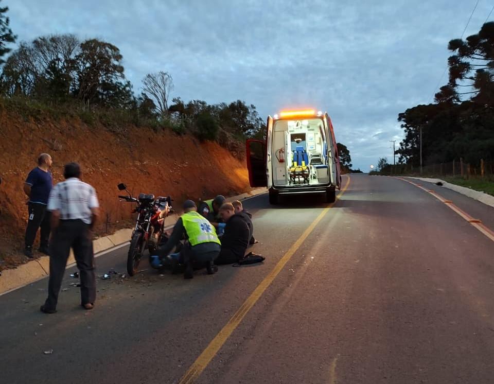 Colisão entre moto e ônibus deixa dois homens feridos em Campo Alegre