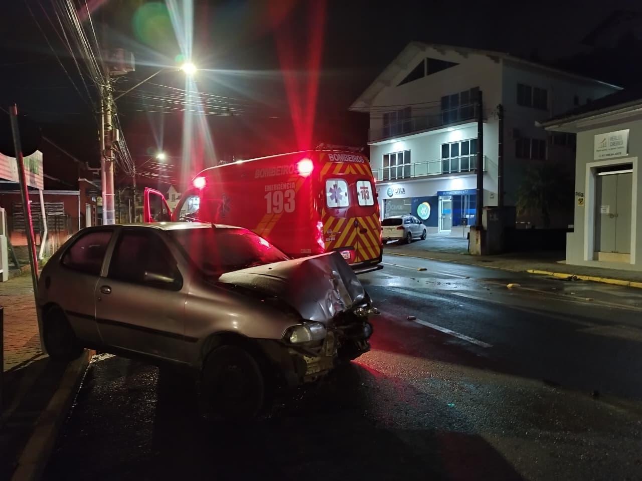 Colisão frontal assusta moradores  no Centro de São Bento do Sul