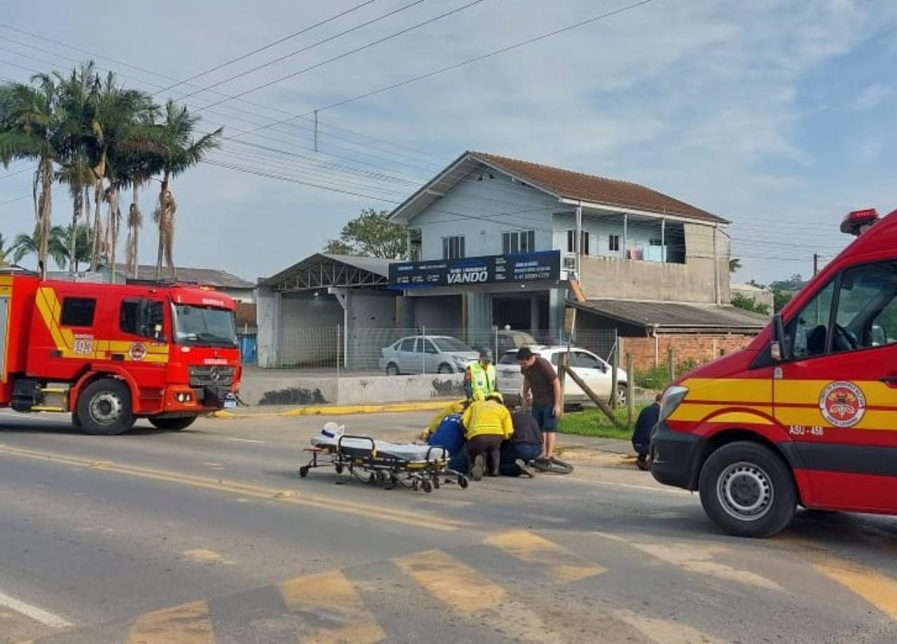 Criança fica ferida após manopla de freio de bicicleta atravessar a perna em Taió