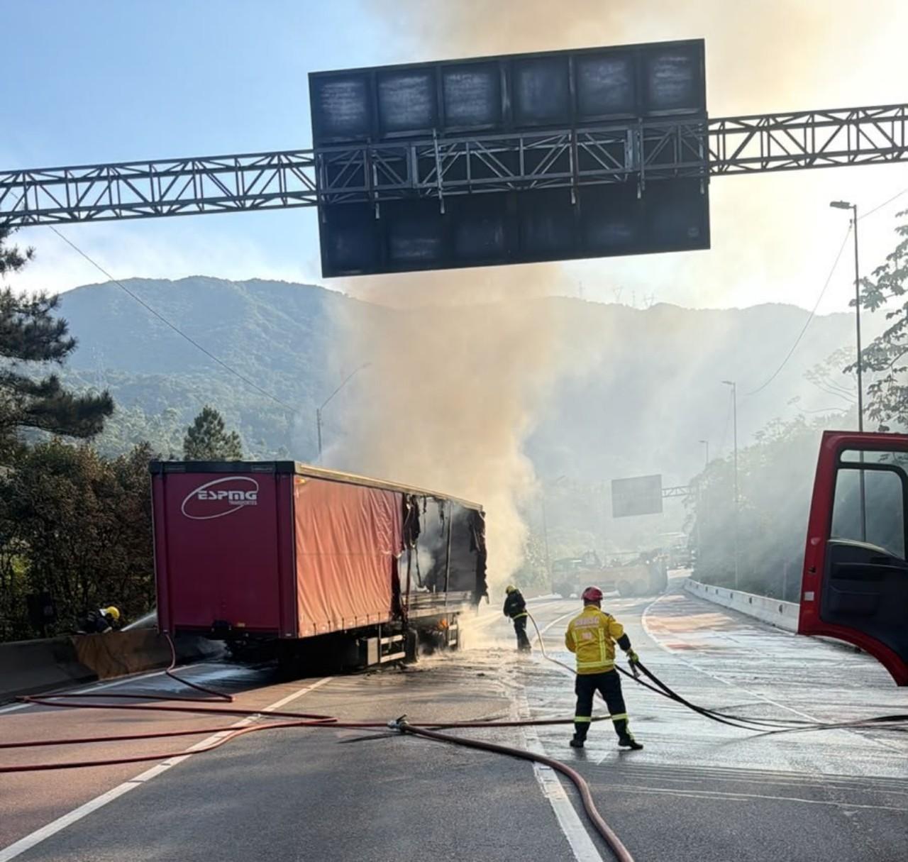 Engavetamento de três carretas provoca princípio de incêndio na BR-376, em Guaratuba