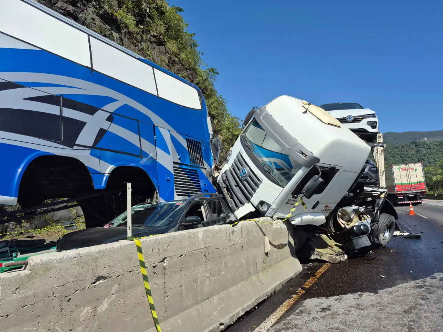 Engavetamento deixa dois mortos e 5 feridos na BR-277 em Morretes