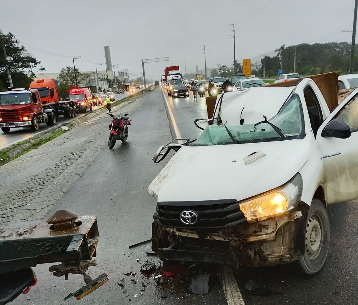 Grave acidente na BR-470 deixa motociclista morto e duas pessoas feridas em Navegantes