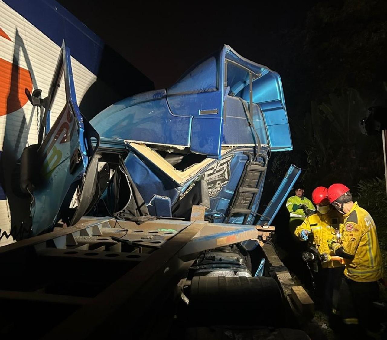 Grave colisão entre caminhões deixa motorista preso às ferragens na BR-101, em Garuva
