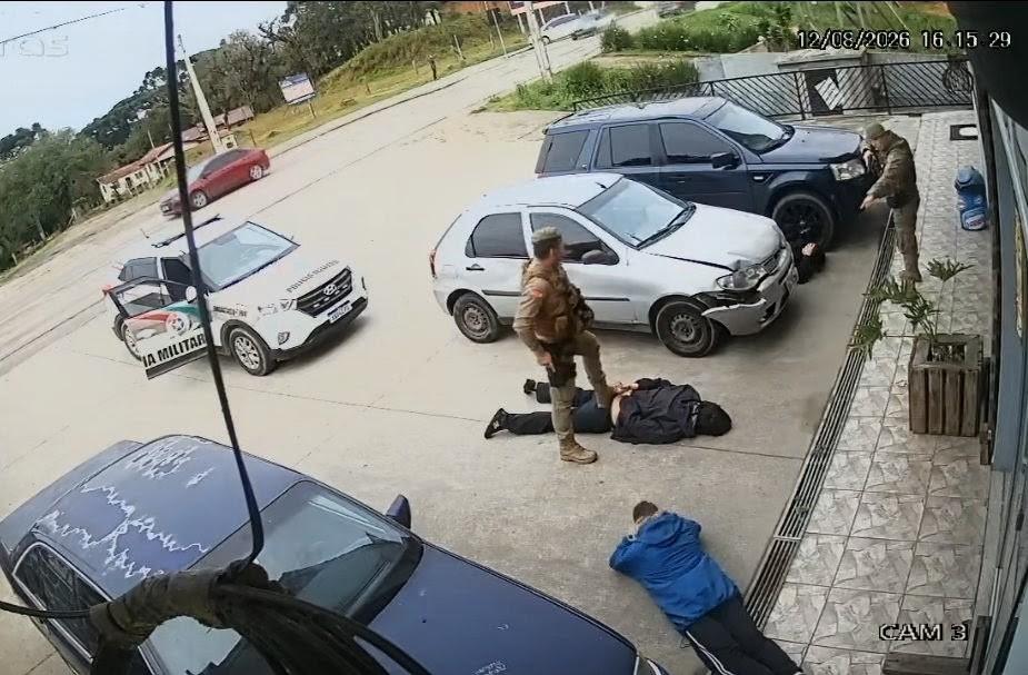 Homem com mandado de prisão  tenta fugir de carro, mas é detido pela PM em São Bento do Sul