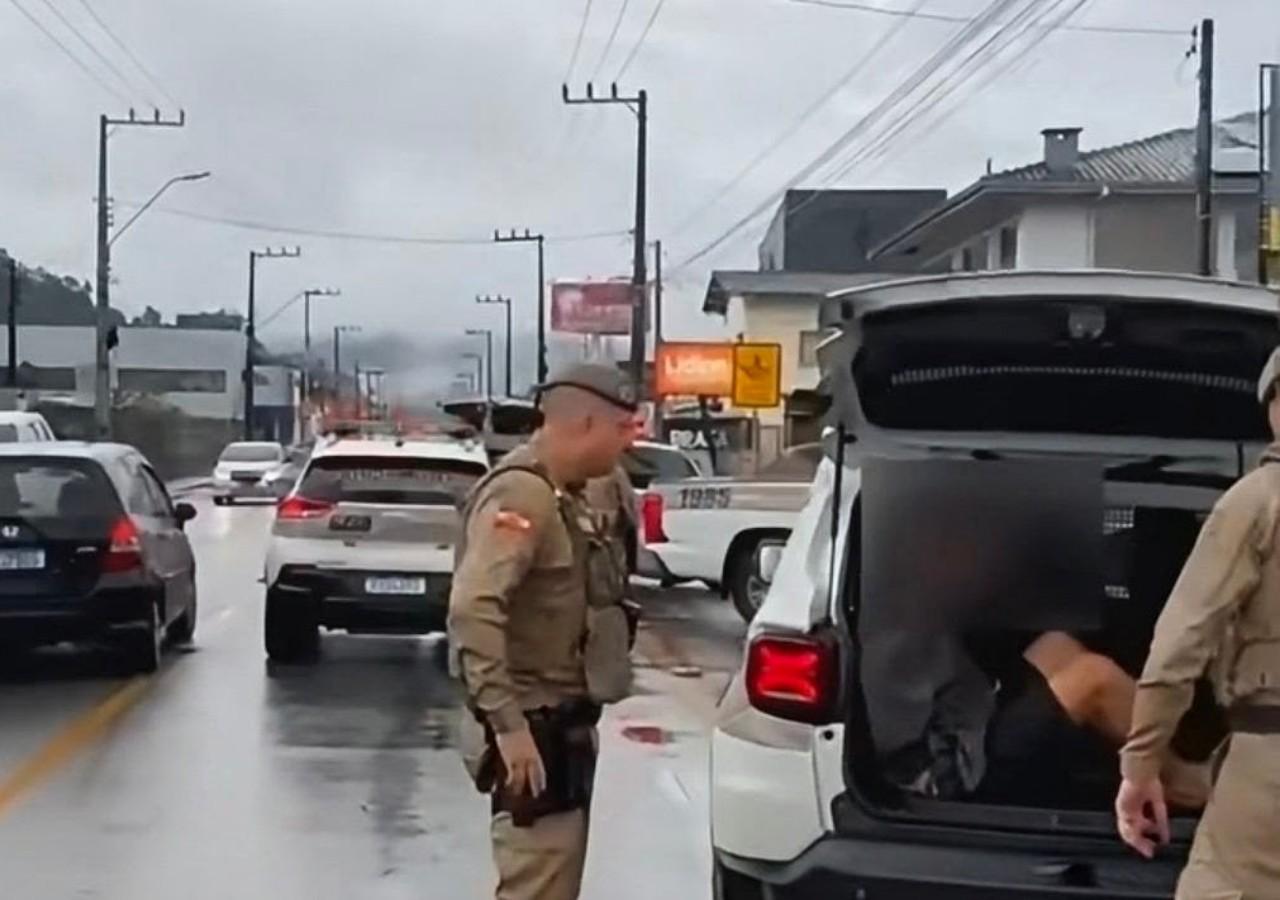 Homem é encontrado morto com ferimento no pescoço em Guaramirim