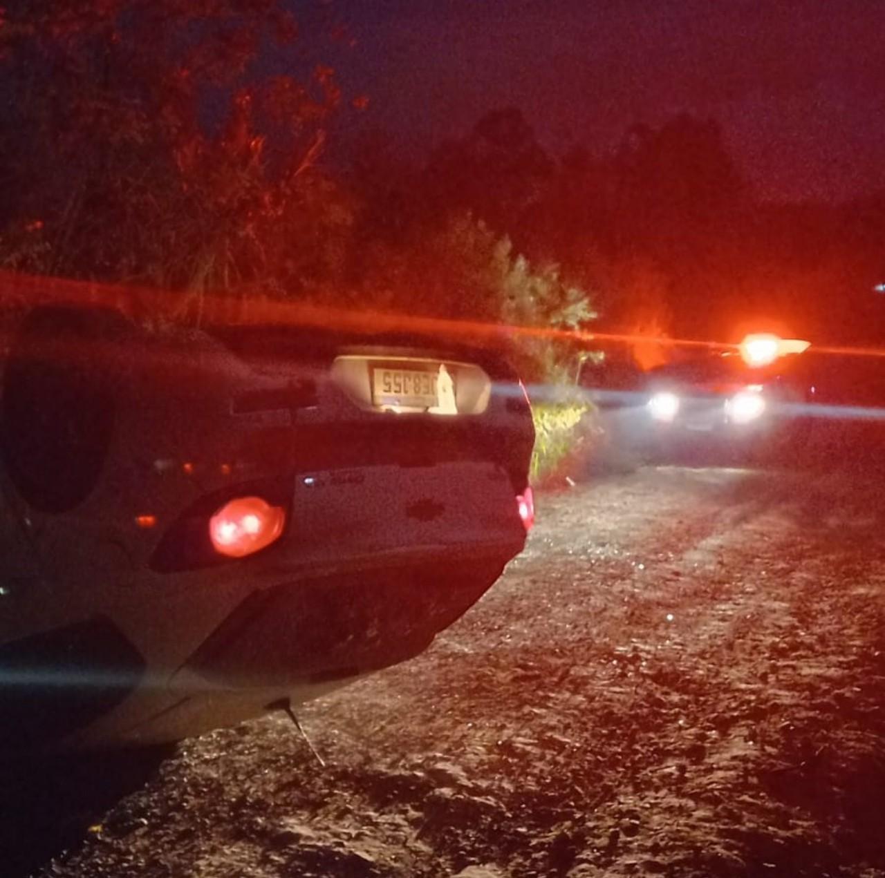 Homem fica ferido após Chevrolet Cruze capotar em estrada rural de Canoinhas