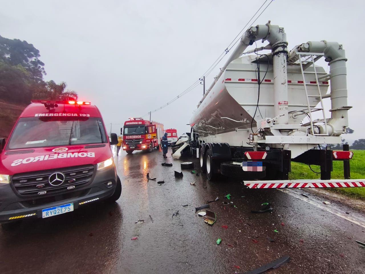 Homem morre em grave acidente entre carro e caminhão na SC-135, em Videira