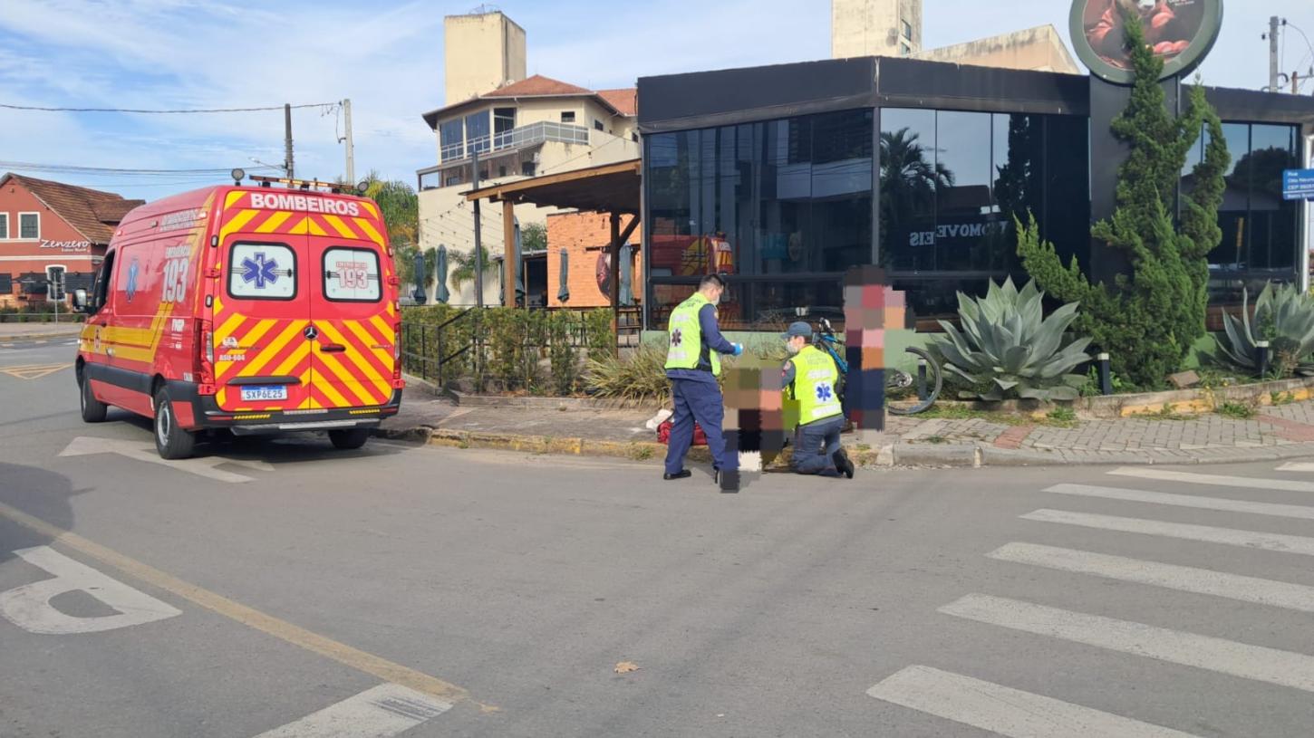 Idoso de 65 anos fica ferido após colisão entre carro e bicicleta em São Bento do Sul