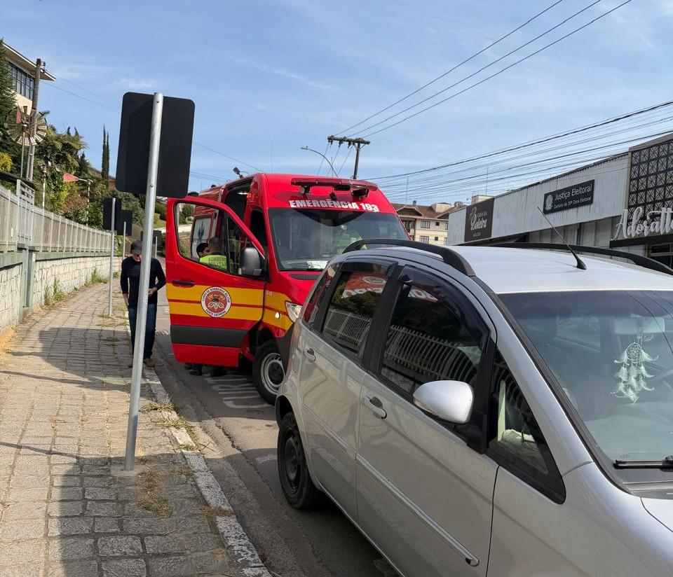 Jovem de 20 anos fica ferido após colisão entre carro e bicicleta em São Bento do Sul