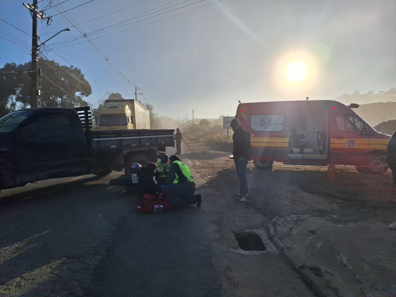 Jovem de 21 anos fica ferida após colisão entre moto e caminhonete em São Bento do Sul