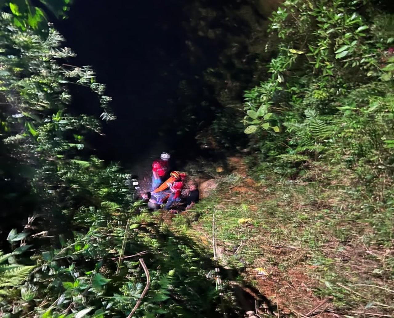 Jovem de 22 anos é resgatado após cair de ribanceira de 15 metros  em Rio Natal 