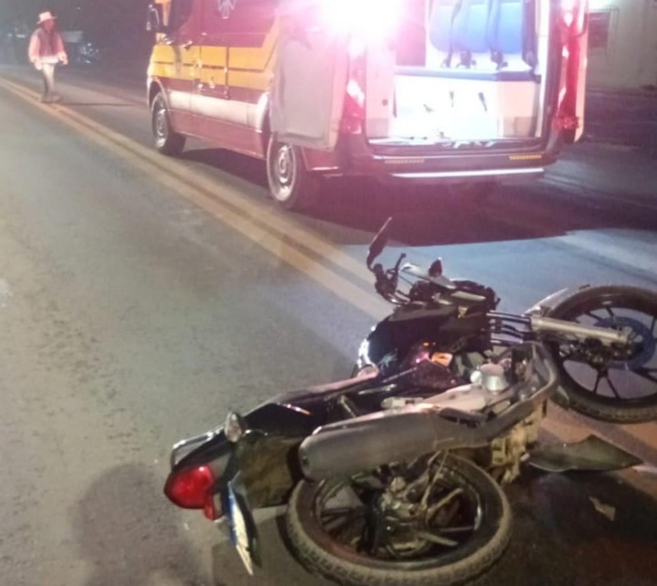 Jovem fica ferida após colisão entre carro e moto na BR-280, em Rio Negrinho