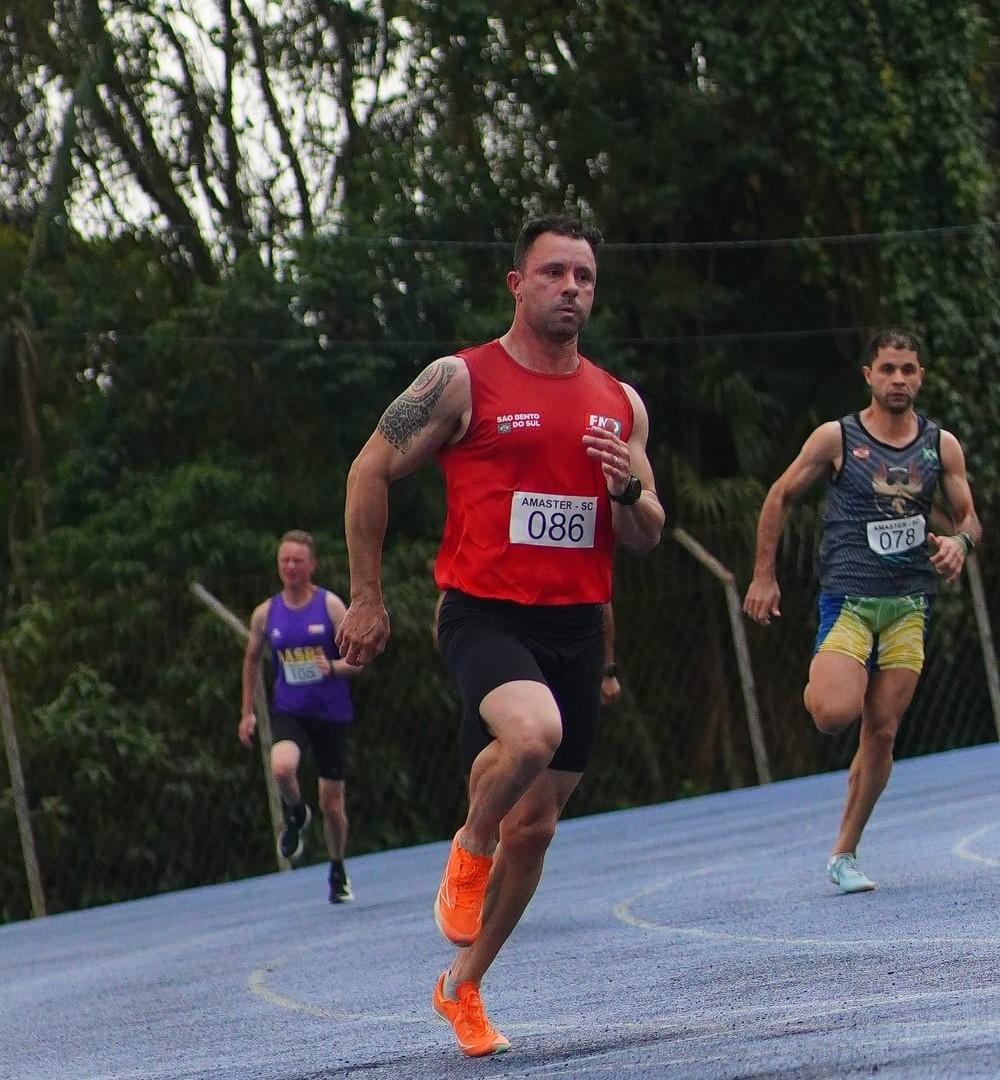Lucas Azevedo bate dois recordes no Campeonato Estadual Master de Atletismo