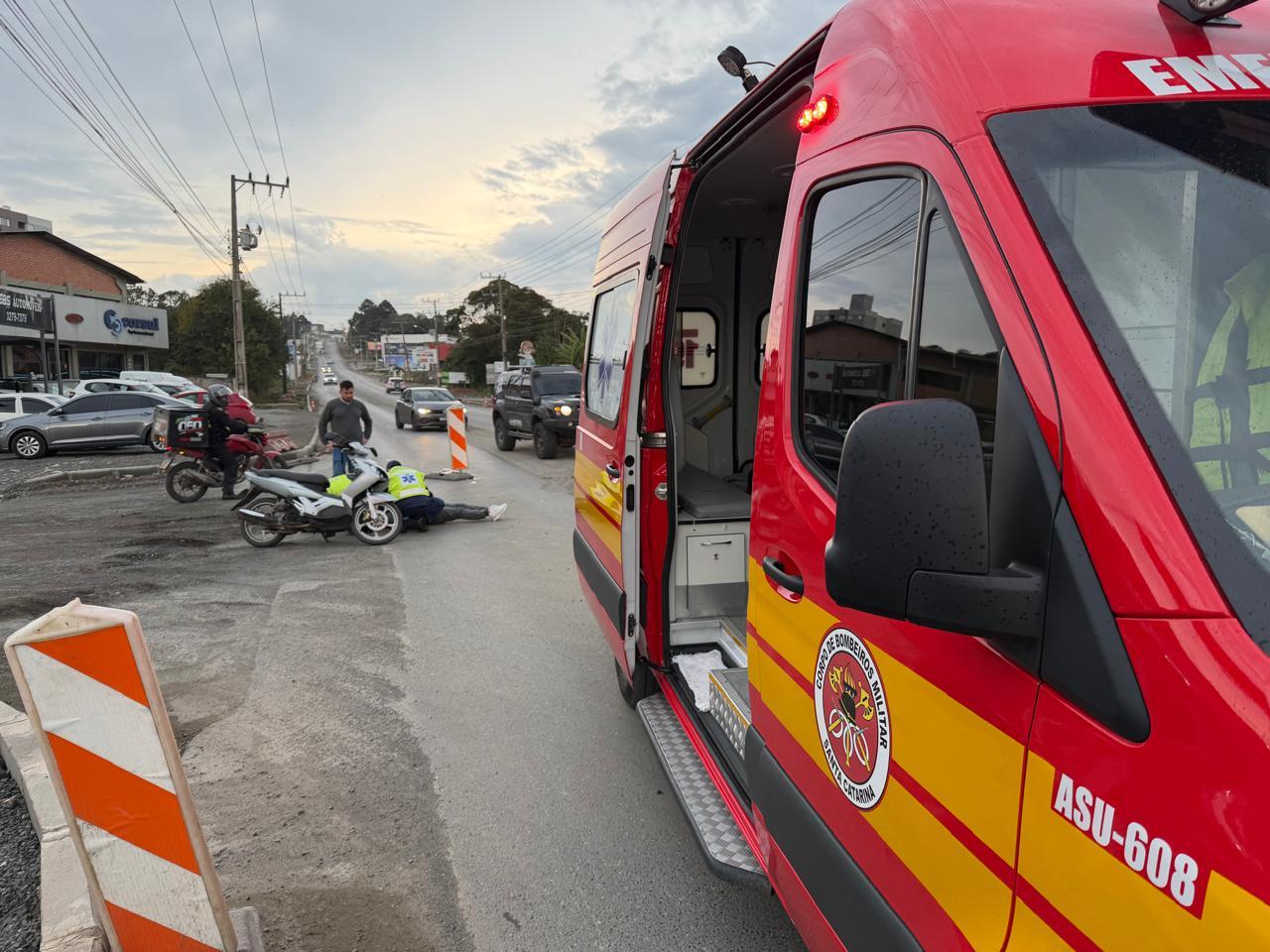 Motociclista de 62 anos fica ferida após colisão com carro em São Bento do Sul