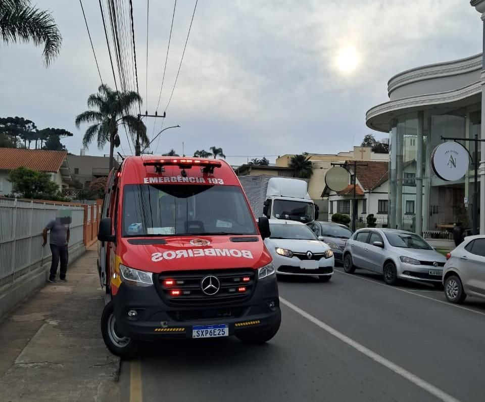 Motociclista fica ferida após colisão com caminhão em São Bento do Sul