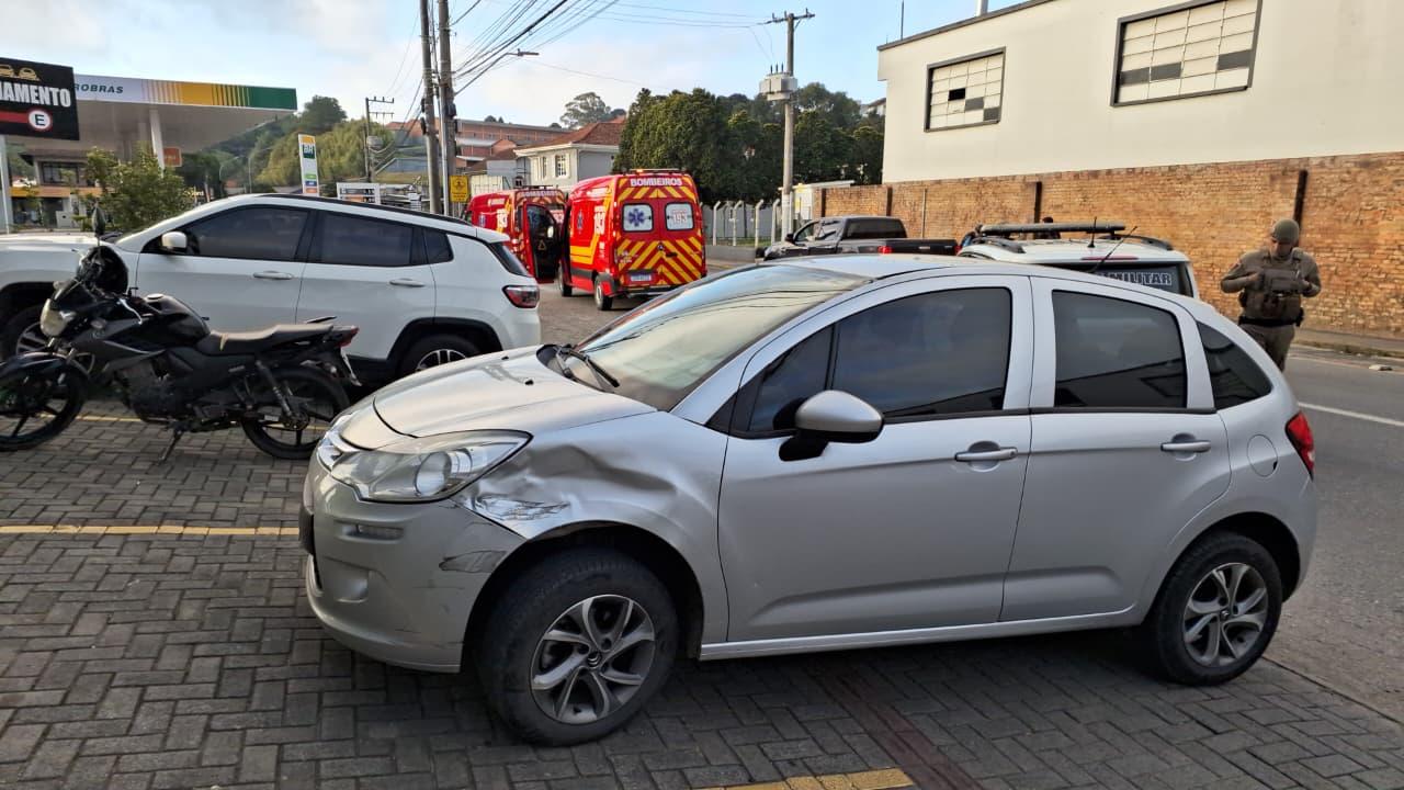 Motociclista fica ferido após colisão com carro no bairro Oxford, em São Bento do Sul