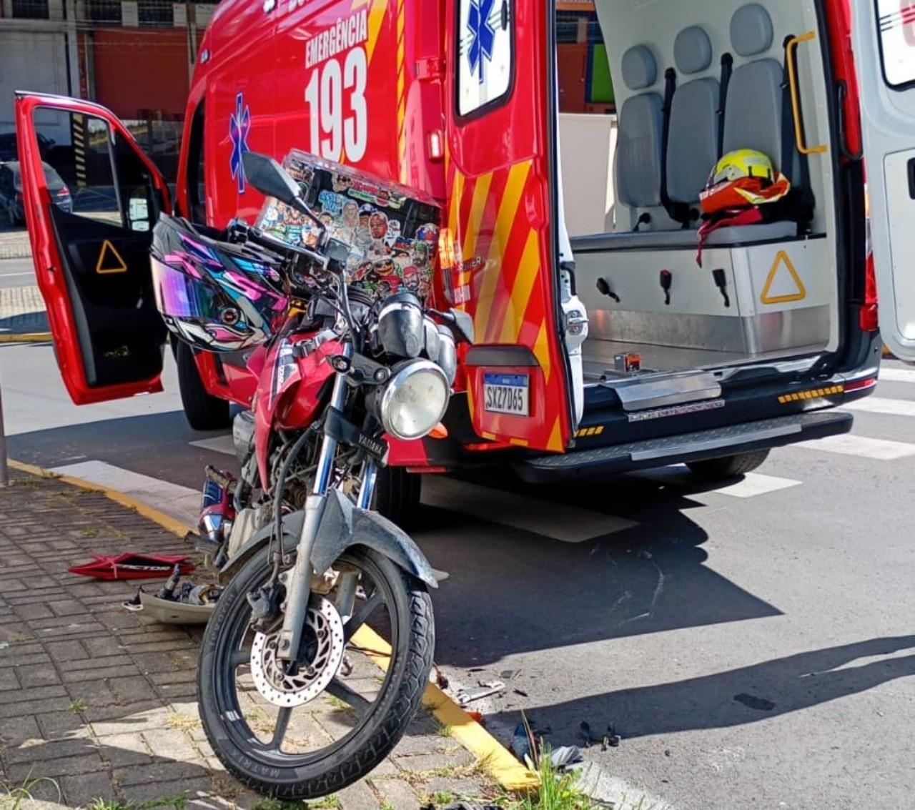 Motociclista fica ferido após colisão com carro no Centro de São Bento do Sul