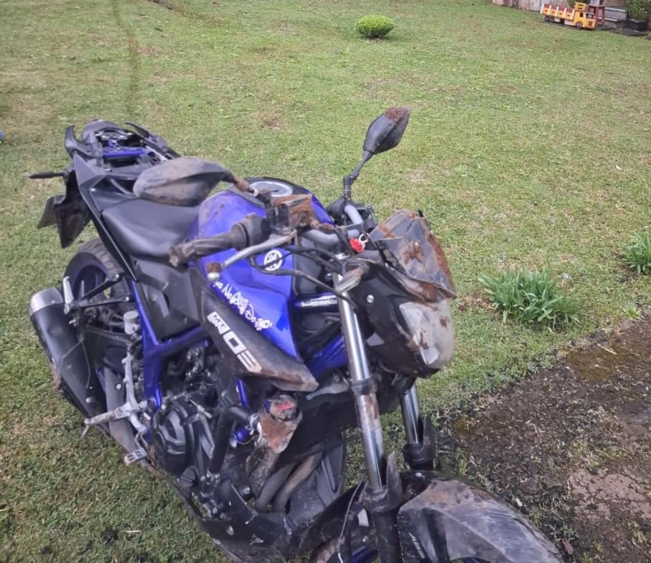 Motociclista perde o freio, sai da pista e cai em barranco de três metros em São Bento do Sul