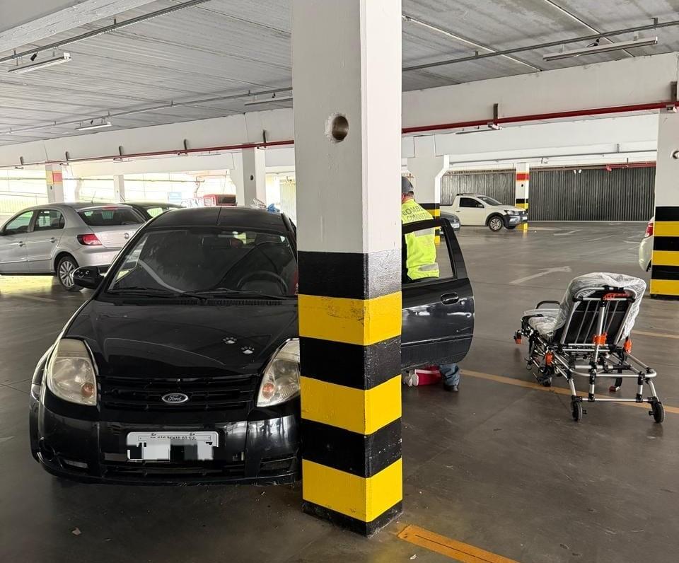Motorista fica ferido após colidir carro contra pilar de supermercado em São Bento do Sul