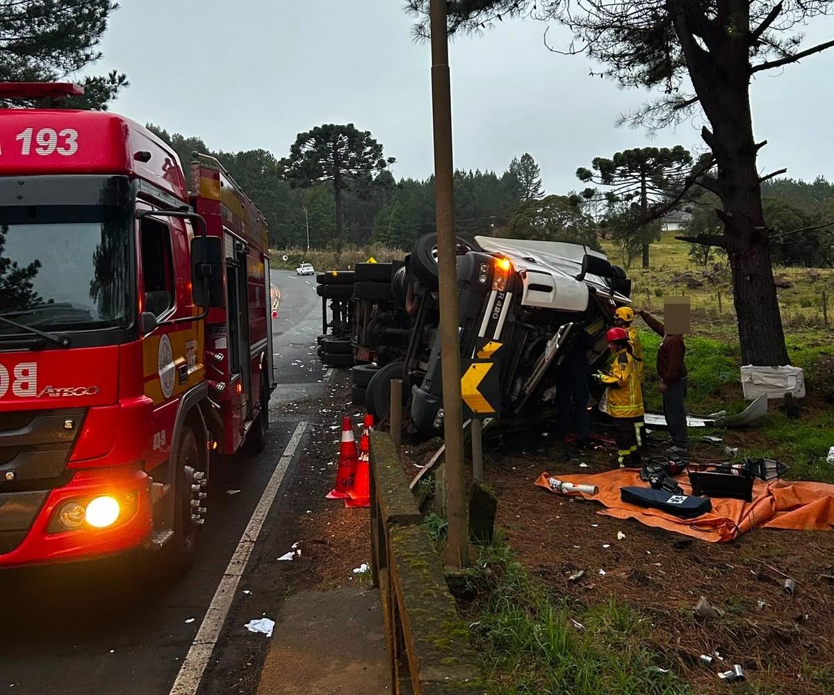 Motorista fica preso às ferragens após tombamento na SC-350, em Santa Cecília