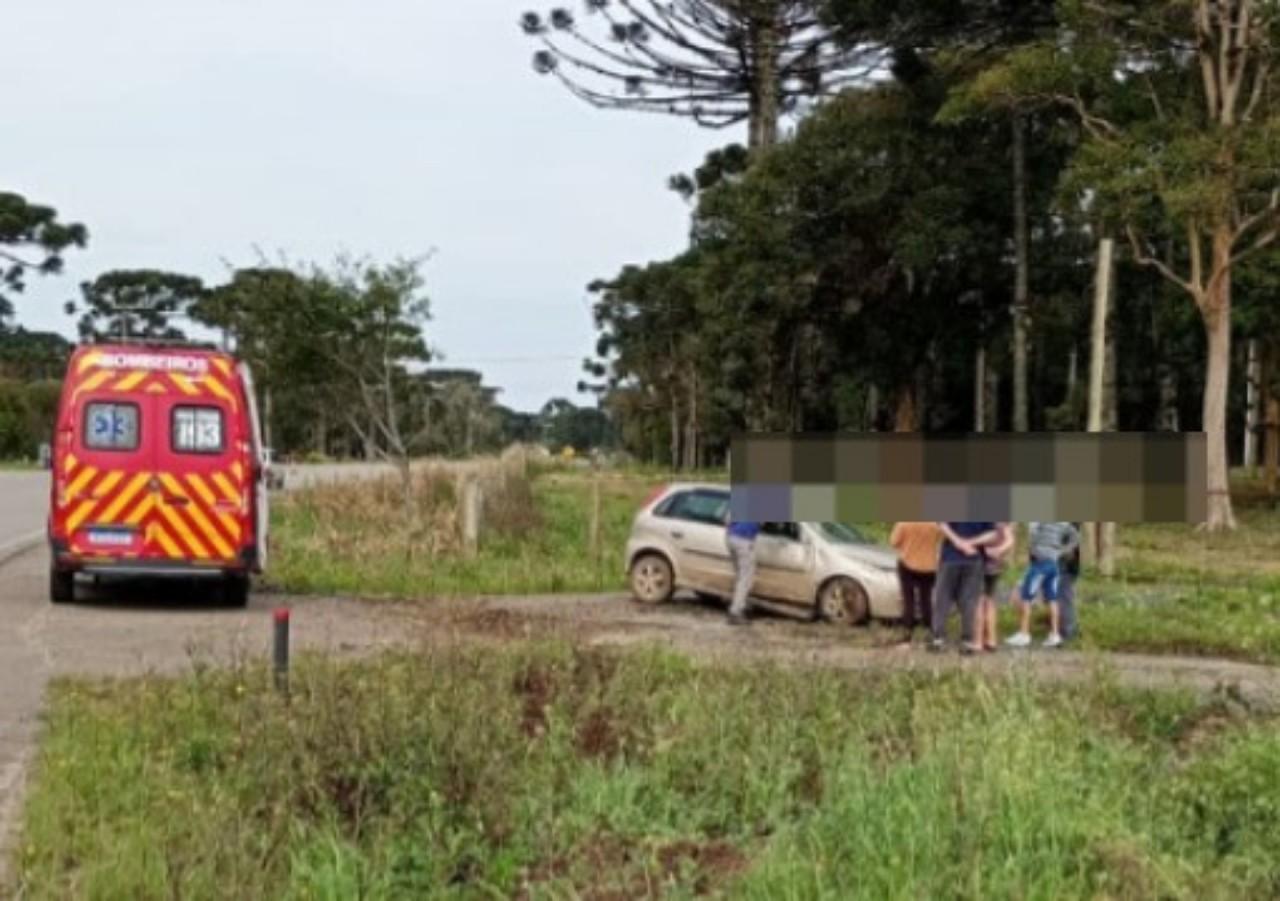 Mulher fica ferida após carro sair da pista e capotar na SC-477, em Rio Negrinho