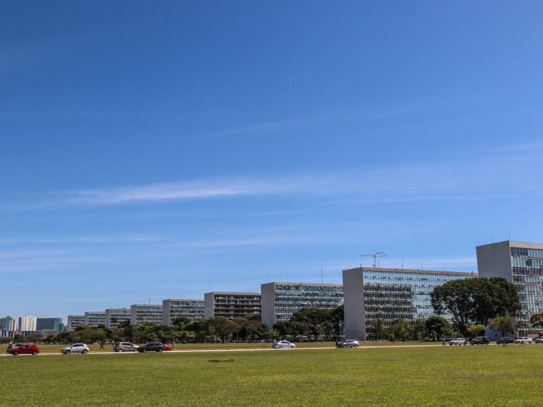 Orçamento de 2027 tem salário mínimo de R$ 1.741 e redução de despesas com pessoal