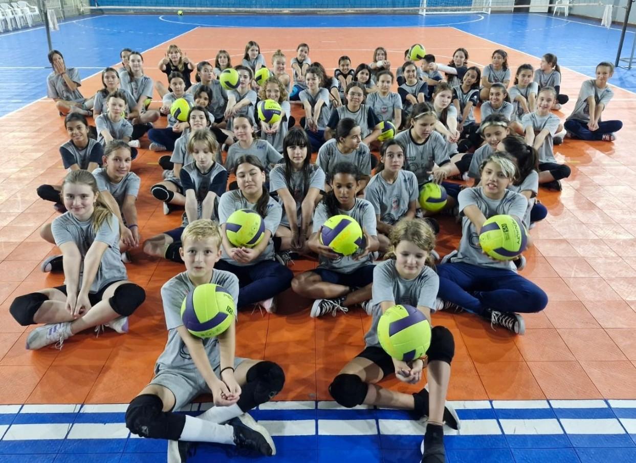 Projeto Voleibol para Sempre reúne 367 crianças e adolescentes em São Bento do Sul