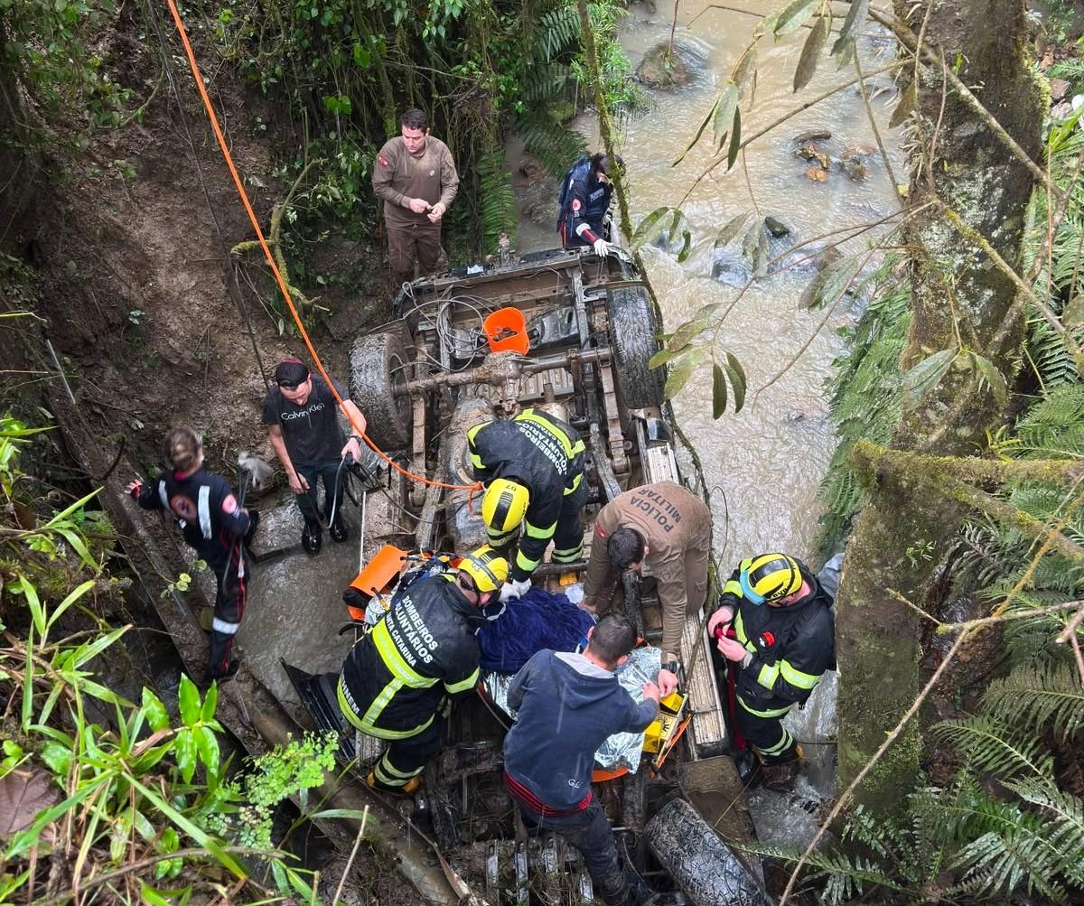 Resgate dramático após carro cair da ponte dentro do rio  em Witmarsum 