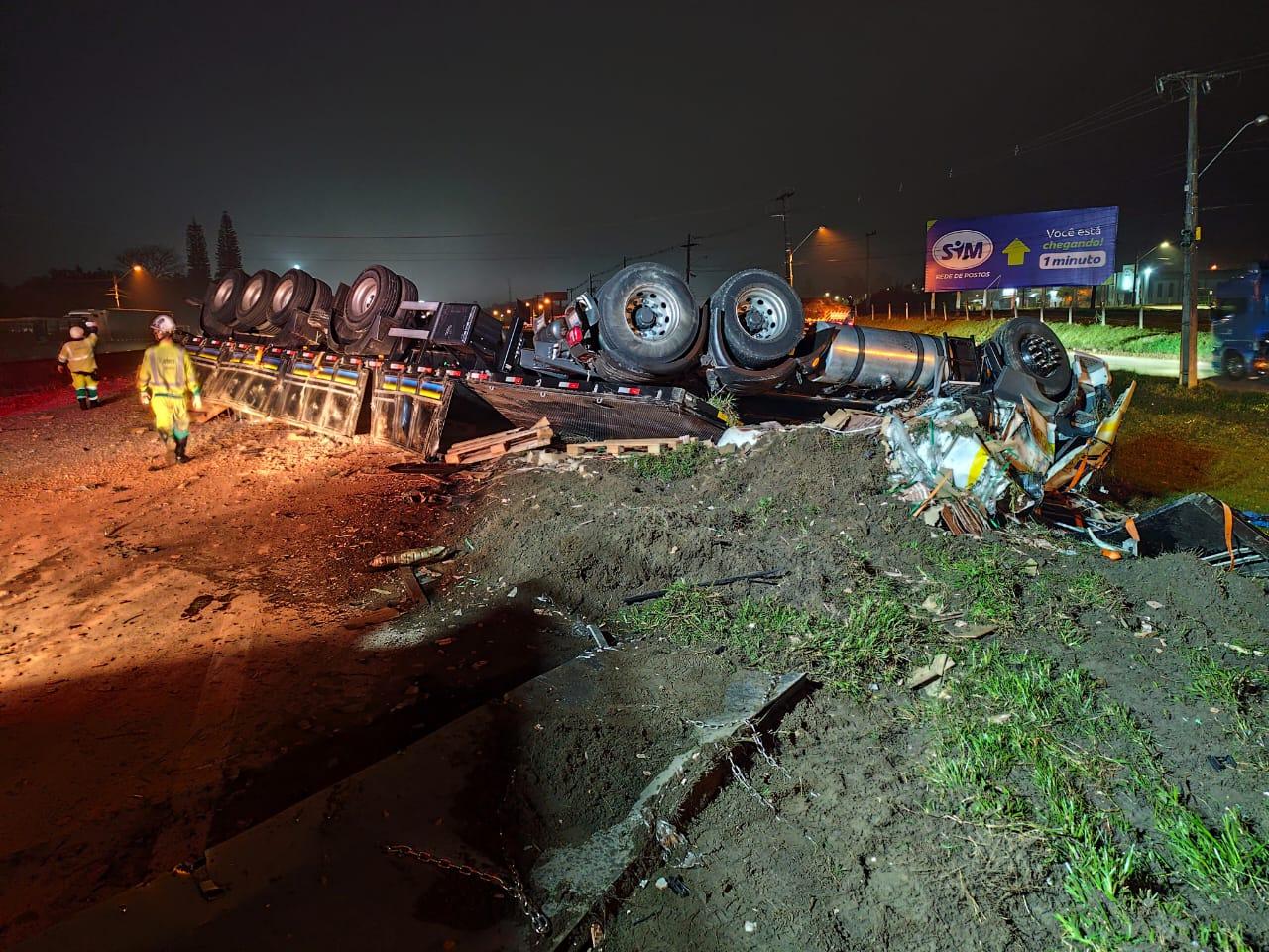 Tragédia na BR-101: motorista morre preso às ferragens após violenta colisão entre caminhões em Araquari