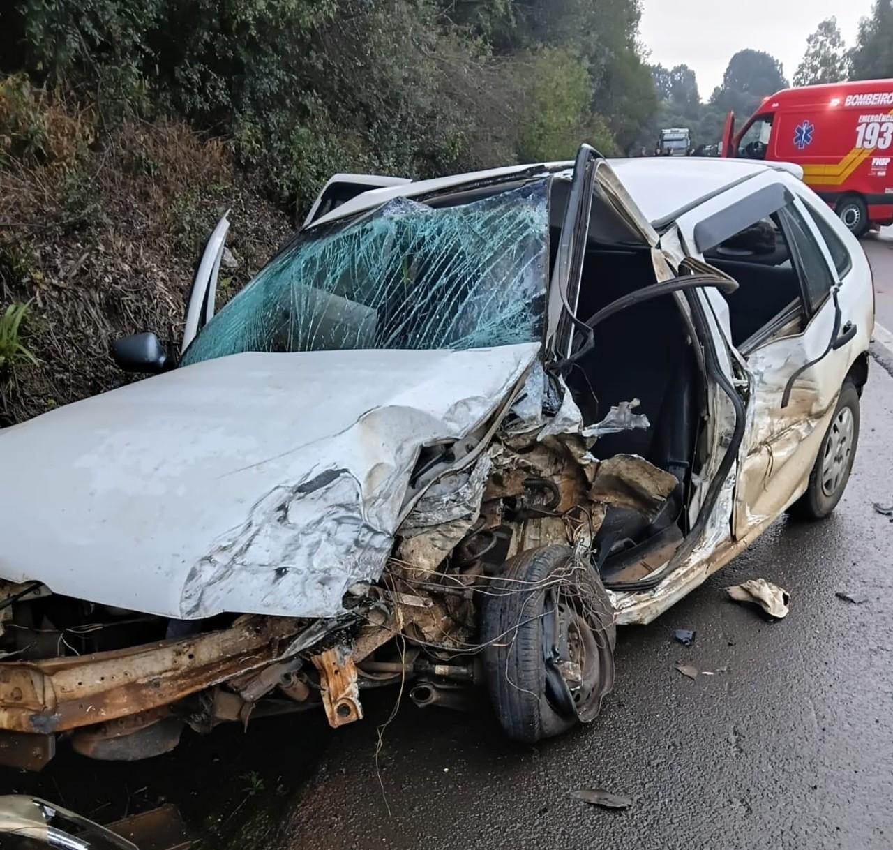 Tragédia na BR-470: criança morre após grave colisão entre Gol e carreta