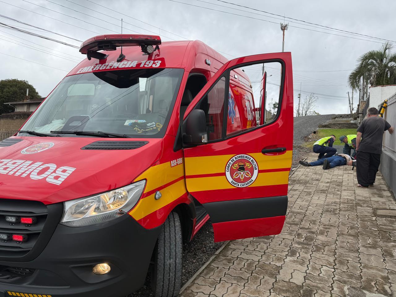 Acidente entre carro e motocicleta deixa jovem ferido no bairro Brasília