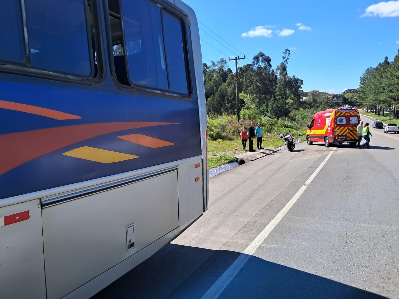 Acidente entre motocicleta e ônibus deixa jovem ferido na SC-418, em Campo Alegre