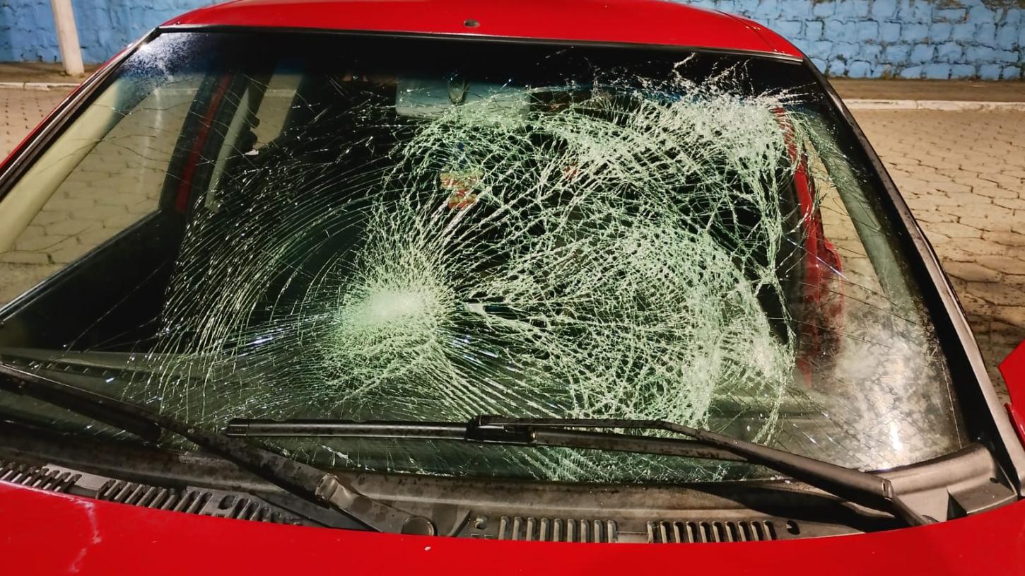 Adolescente fica gravemente ferido após colisão entre bicicleta motorizada e carro em Mafra