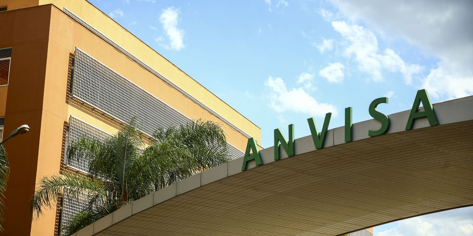 Anvisa proíbe lotes irregulares de medicamento para esclerose múltipla