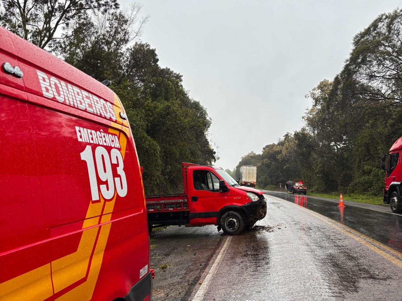 Caminhão sai da pista e deixa duas pessoas feridas na BR-280, em Mafra