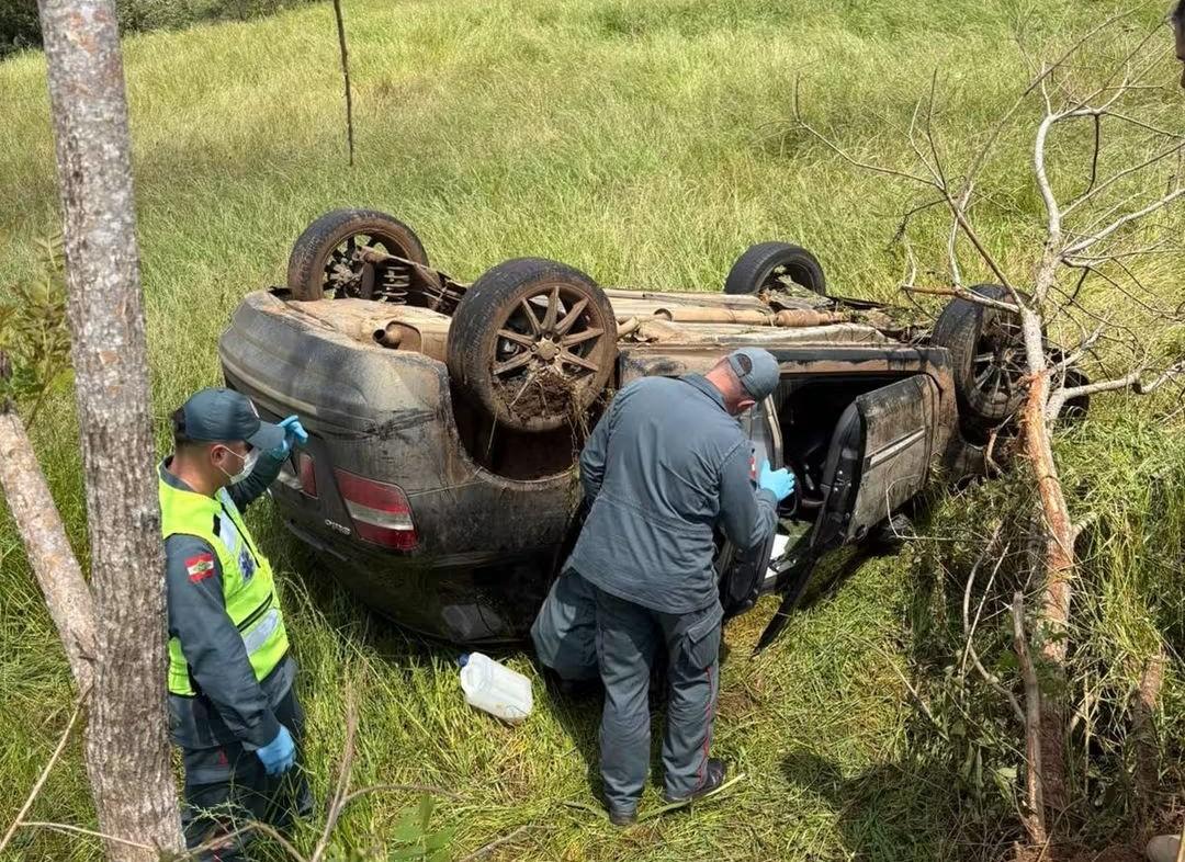Capotamento deixa homem morto em Três Barras