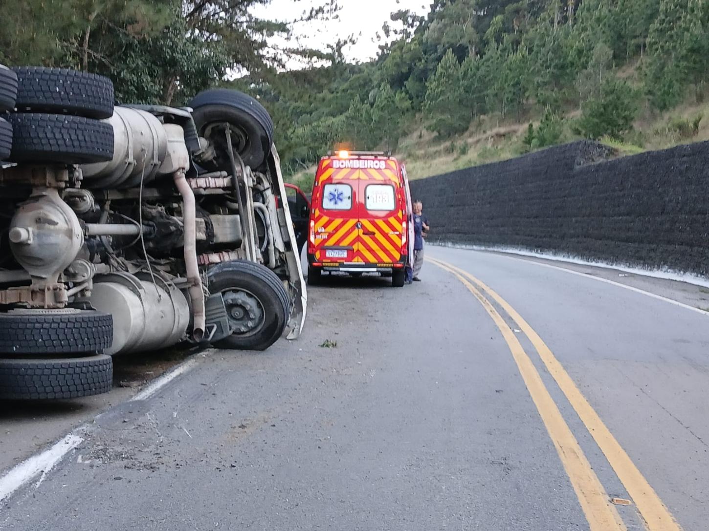 Carreta tomba na BR-280 e deixa motorista ferido em São Bento do Sul