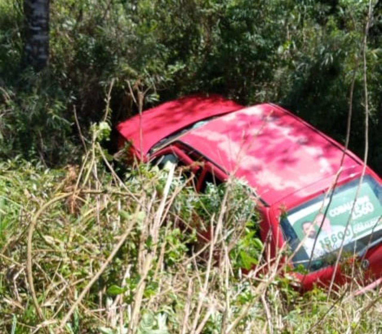 Carro sai da pista e quatro pessoas ficam feridas na SC-135, em Calmon