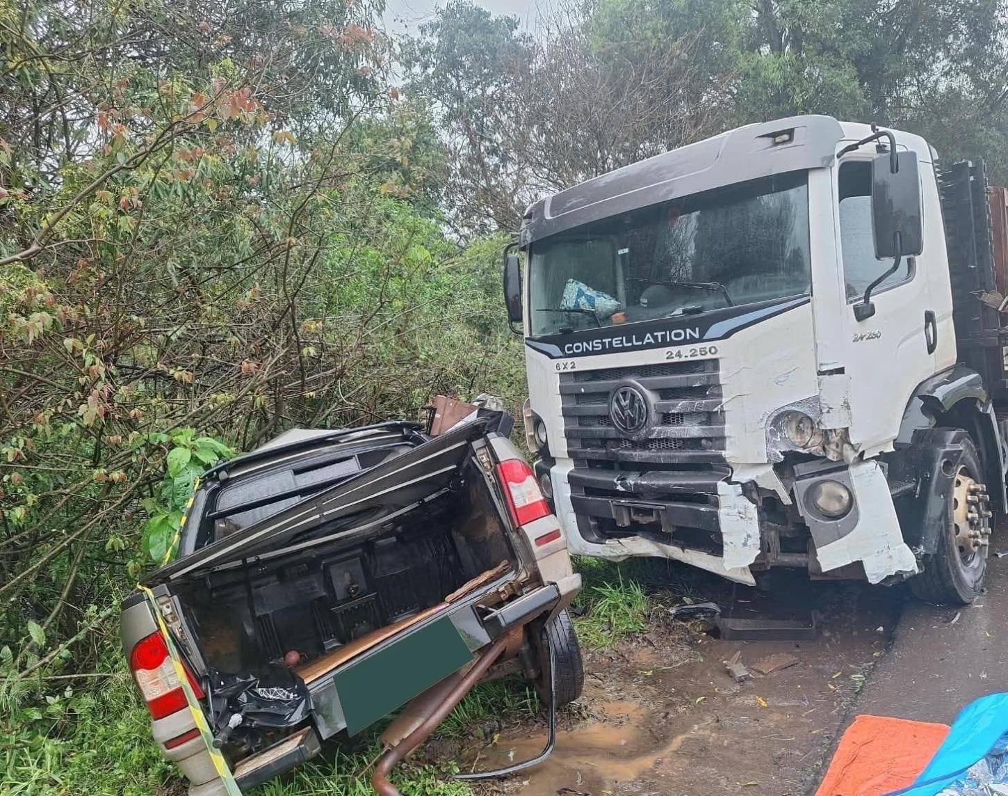 Colisão entre carro e caminhão deixa duas pessoas mortas na SC-355, em Videira